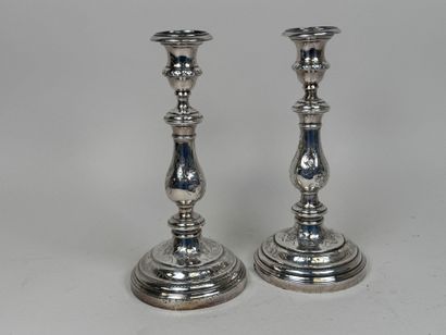 Paire de bougeoirs en bronze argenté et ciselé...