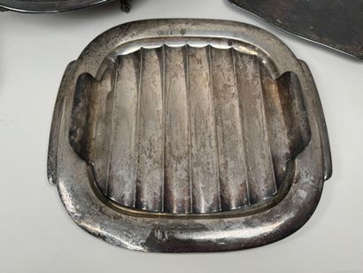 7 plats de service dont 2 GALLIA, un plat...
