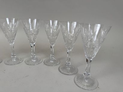 SAINT LOUIS.
Série de 8 verres sur pied en...