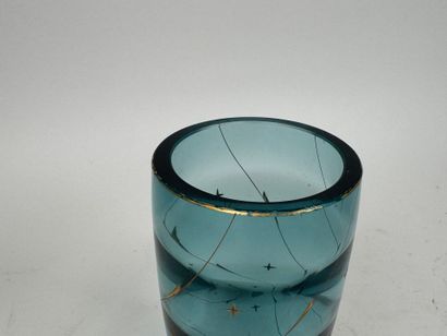 KOSTA, XXe.
Petit vase en verre coloré et...