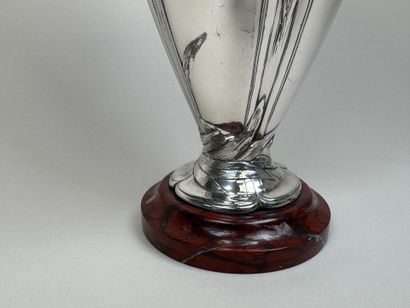 GALLIA.
Important vase en métal argenté à...