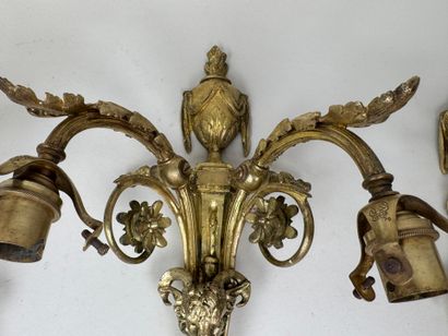 Trois appliques en bronze doré à décor de...