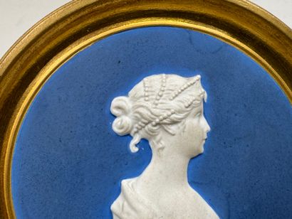 École XXe.
Profil de femme.
Miniature en...