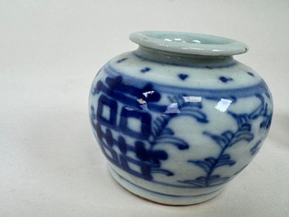 ASIE, XXe.
Lot en porcelaine polychrome comprenant...