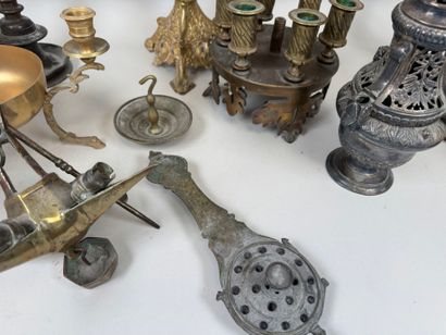 Ensemble de pièces en bronze, laiton et métal...