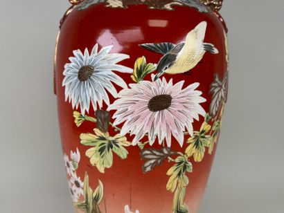 ASIE, XXe.
Important vase en céramique polychrome...