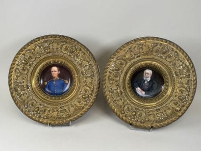 Paire de plats circulaires en laiton repoussé...