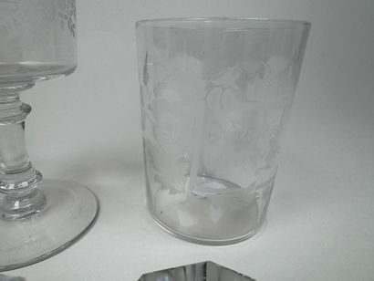 Lot en cristal et verre comprenant :
- 