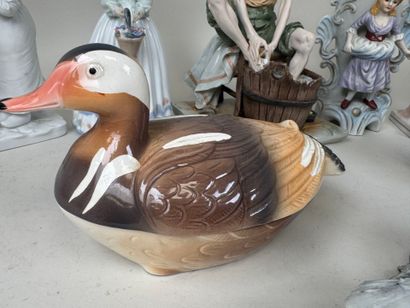 Collection de 9 sujets en céramique, porcelaine...
