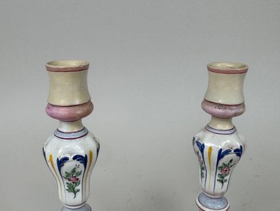 GIEN.
Paire de flambeaux en faïence polychrome...