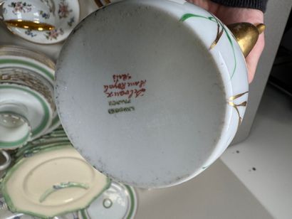 Important lot en porcelaine et faïence comprenant...