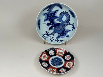 ASIE, XXe.
Plat creux en porcelaine polychrome...