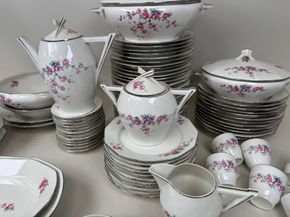 Partie de service de table en porcelaine...