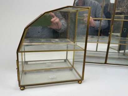 Trois petites vitrines de présentation en...
