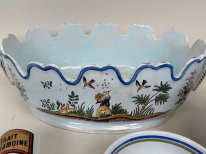 Lot en porcelaine et faïence polychrome comprenant...