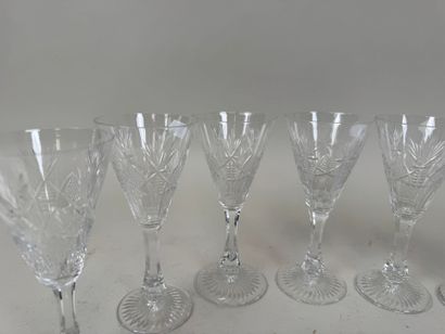 SAINT LOUIS.
Série de 8 verres sur pied en...