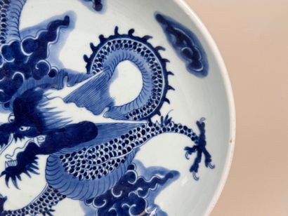 ASIE, XXe.
Plat creux en porcelaine polychrome...