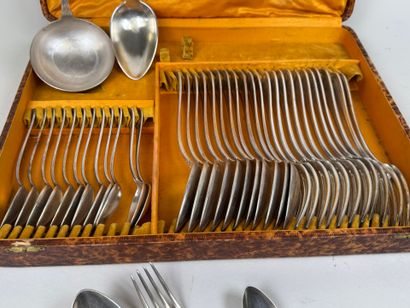 Ménagère en métal argenté, modèle à filet...