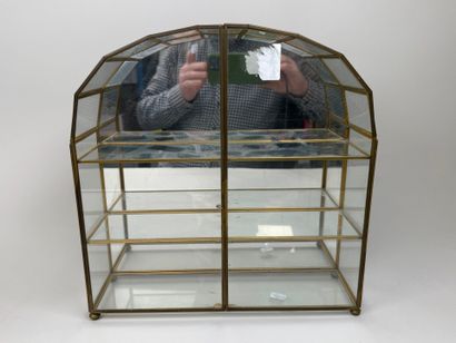 Trois petites vitrines de présentation en...