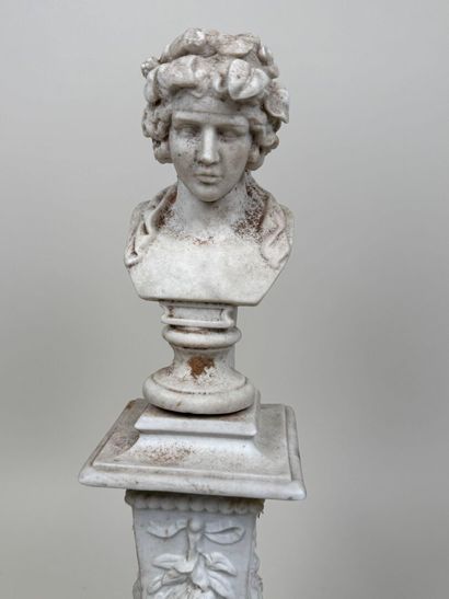 Lot comprenant :
- un vase en porcelaine...