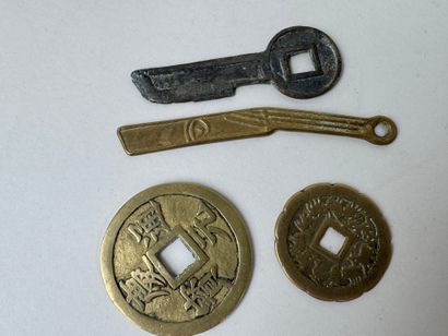 ASIE, XXe.
Quatre éléments en bronze ou laiton,...