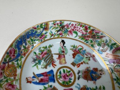 CHINE.
Petite coupelle creuse en porcelaine...