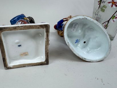 Deux sujets en porcelaine polychrome et or...