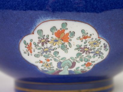 CHINE, XXe. 
Saladier en porcelaine bleue...