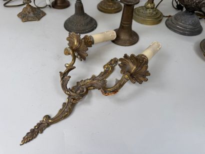 Lot de 9 bougeoirs, flambeau, lampe à pétrole...
