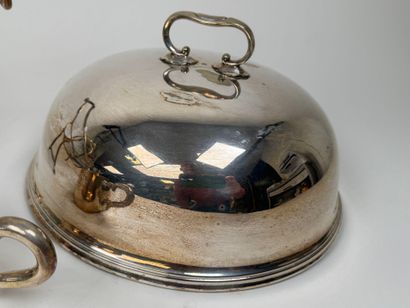 Lot en métal argenté :
- une cloche de service,...