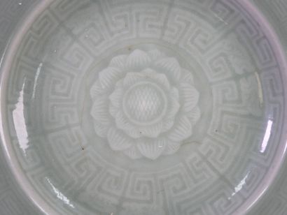 CHINE, XXe.
Coupe circulaire en grès céladon...