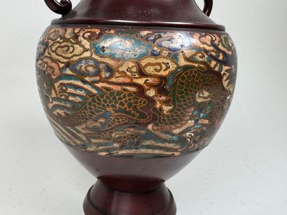 ASIE, XXe.
Vase en bronze cloisonné et polychrome...