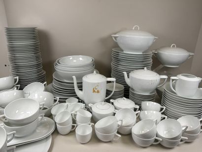 Important service de table en porcelaine...