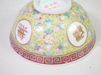 CHINE, XXe.
Bol en porcelaine polychrome...