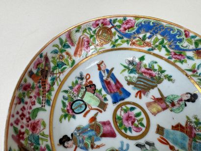 CHINE.
Petite coupelle creuse en porcelaine...