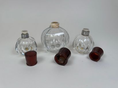 BACCARAT. 
Suite de trois flacons en cristal,...