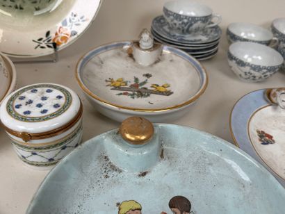 Lot en faïence et porcelaine polychrome comprenant...