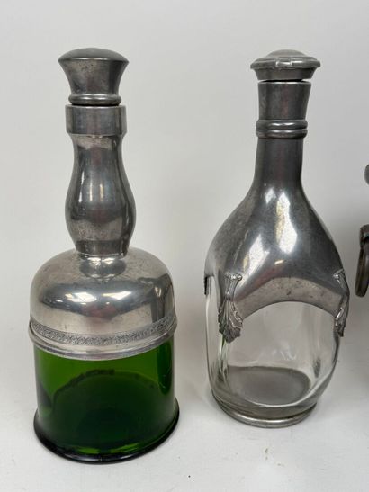 Lot en étain comprenant :
- un seau à champagne...