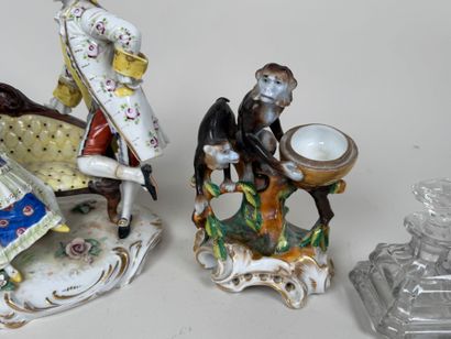Lot comprenant :
- un groupe en porcelaine...
