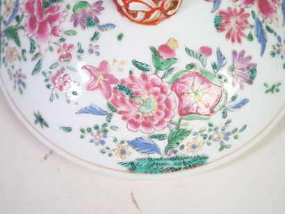 CHINE, XXe. 
Pot couvert en porcelaine polychrome...