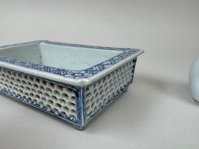 Lot en porcelaine comprenant :
- ASIE, XXe.
Jardinière...