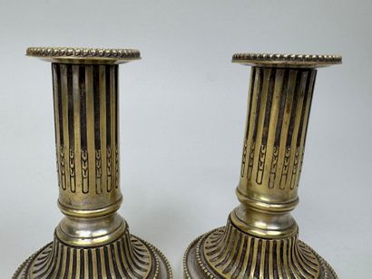 Paire de bougeoirs en bronze anciennement...
