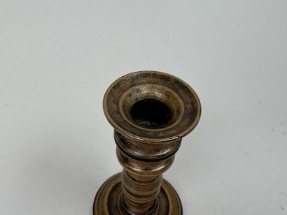 Petit bougeoir de bateau en bronze tourné.
H....