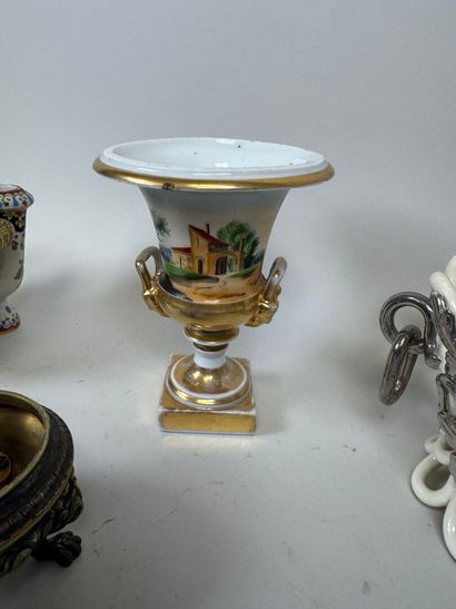 Petit lot en faïence et porcelaine polychrome...