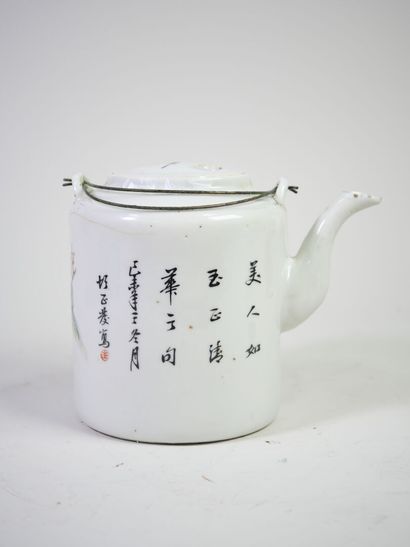 CHINE, vers 1900.
Verseuse en porcelaine...