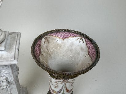 Lot comprenant :
- un vase en porcelaine...