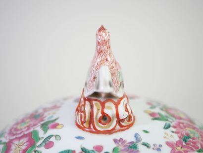 CHINE, XXe. 
Pot couvert en porcelaine polychrome...