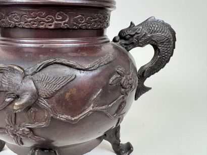 INDOCHINE, XXe.
Brûle-parfum en bronze patiné...