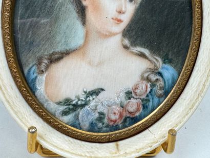 École XXe.
Femme aux roses.
Miniature à vue...
