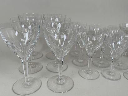 Partie de service de verres en cristal taillé...